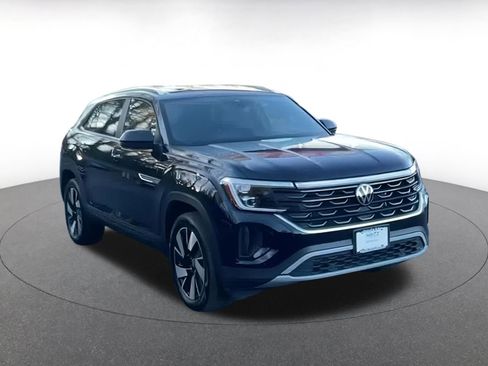 Used 2025 Volkswagen Atlas Cross Sport SE image 3
