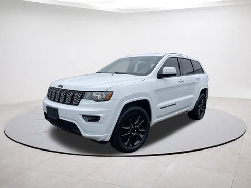 Used 2020 Jeep Grand Cherokee Altitude image 3