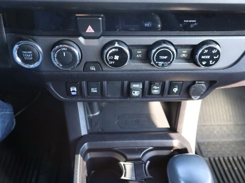 Used 2018 Toyota Tacoma TRD Sport image 30