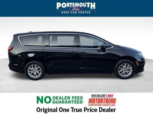 Used 2024 Chrysler Pacifica Touring-L image 6