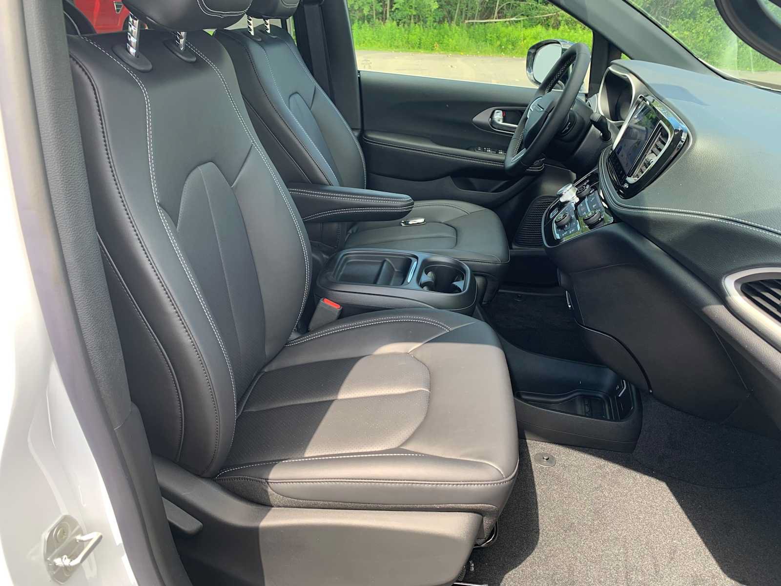 New 2027 Chrysler Pacifica Select FWD image 16
