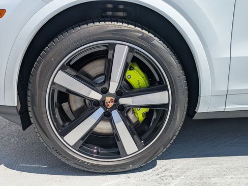 New 2025 Porsche Cayenne E-Hybrid image 28