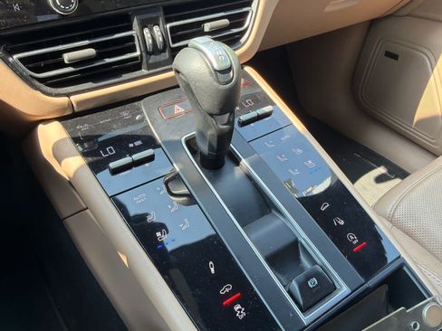 Used 2023 Porsche Macan AWD/4WD image 28