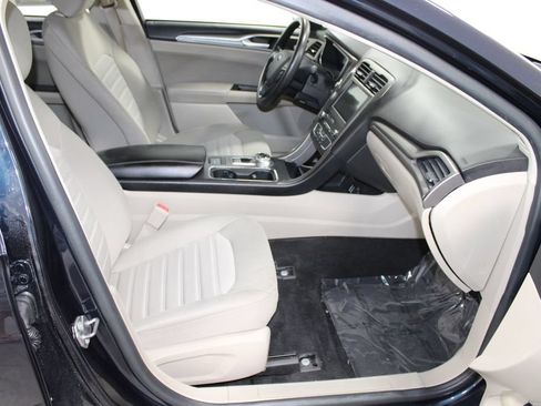 Used 2020 Ford Fusion SE FWD image 25