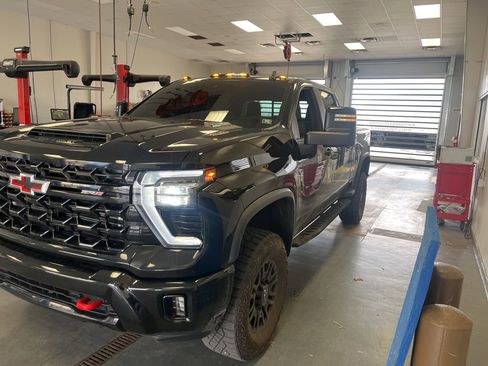 Used 2024 Chevrolet Silverado 2500 ZR2 w/ Technology Package image 2
