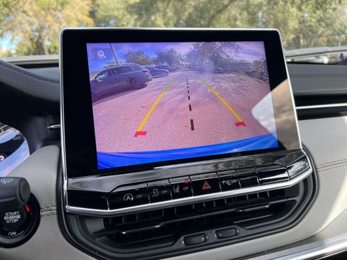 Used 2025 Jeep Compass Limited image 21