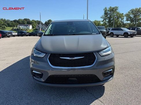 Used 2023 Chrysler Pacifica Touring-L FWD image 9