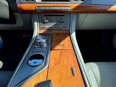 Used 2010 Jaguar XF Luxury image 12