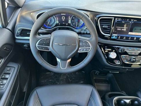 New 2026 Chrysler Pacifica Select image 11