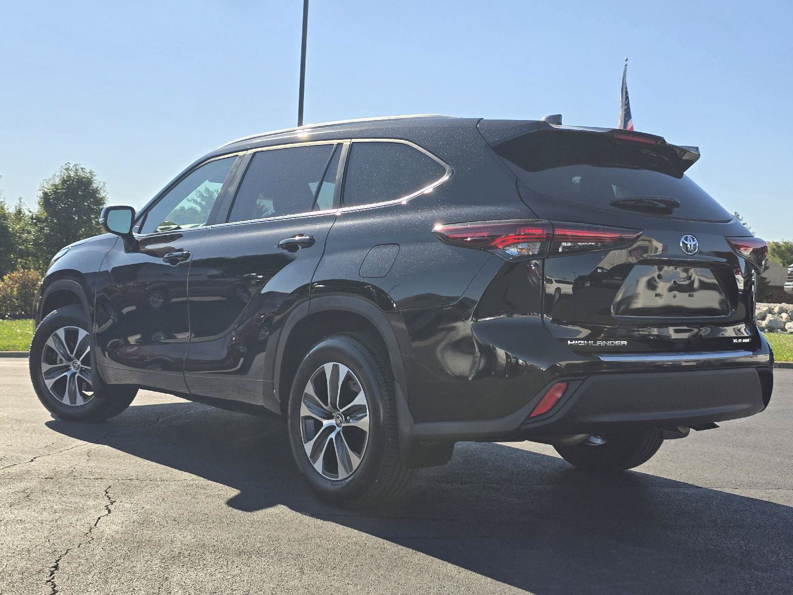 Used 2025 Toyota Highlander XLE AWD/4WD image 5