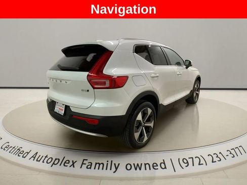 Used 2025 Volvo XC40 B5 Plus image 4