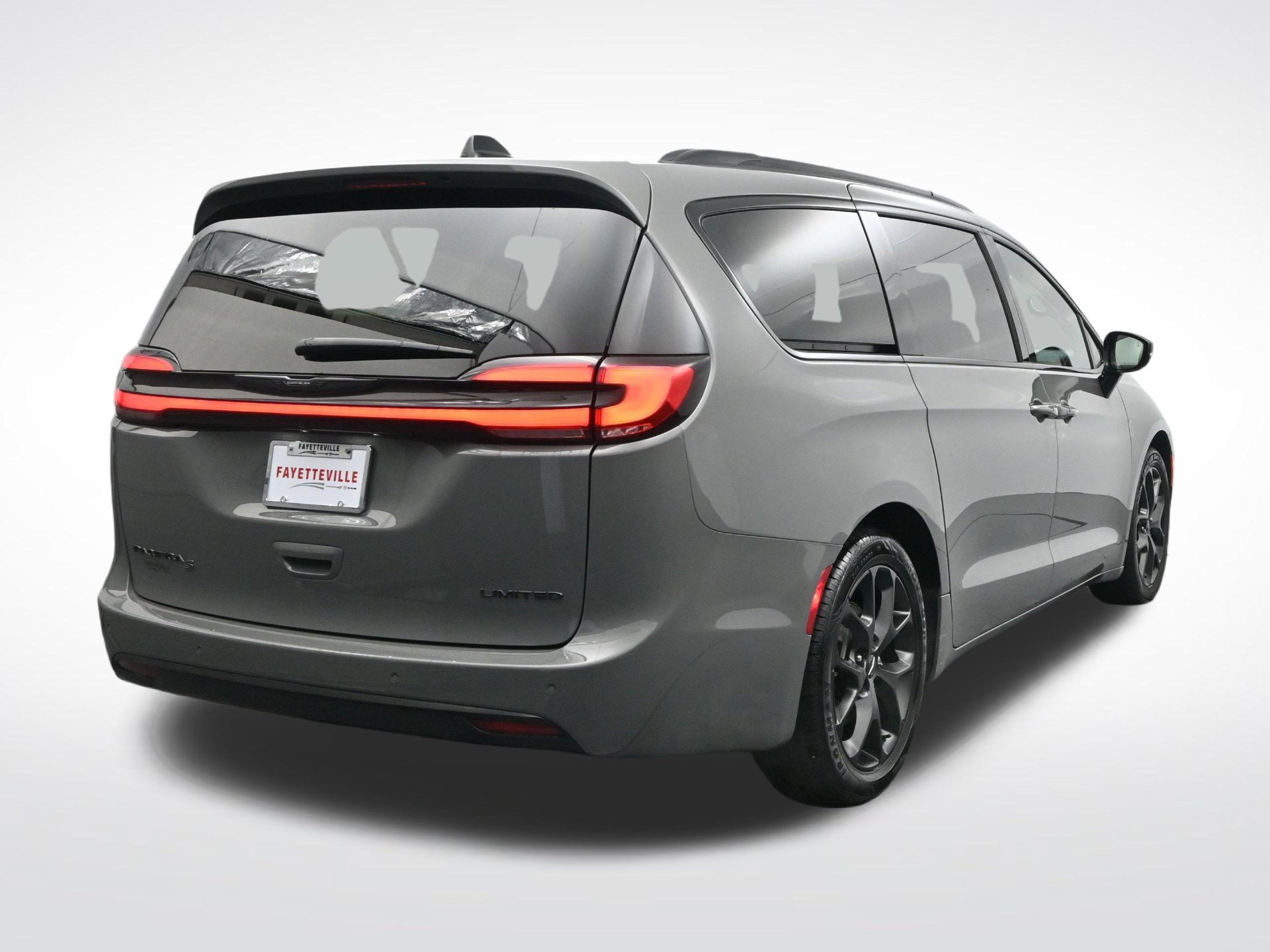 Used 2025 Chrysler Pacifica Limited FWD image 5