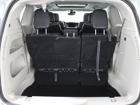 Used 2024 Chrysler Pacifica Limited image 29