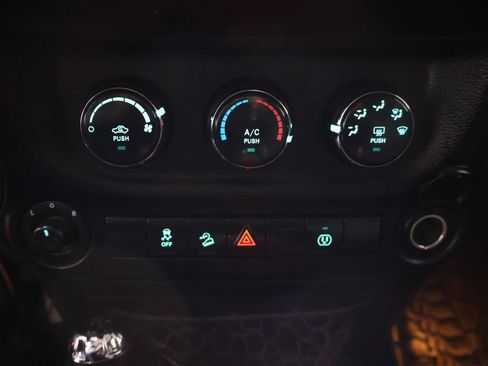 Used 2015 Jeep Wrangler Unlimited Sahara AWD/4WD image 22