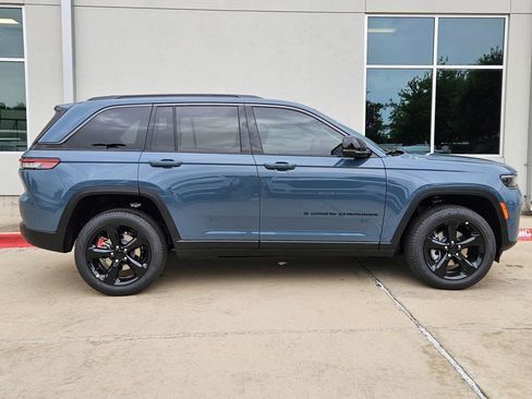 New 2026 Jeep Grand Cherokee Limited RWD image 2