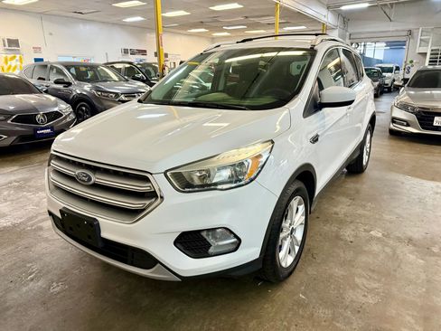 Used 2017 Ford Escape SE image 1