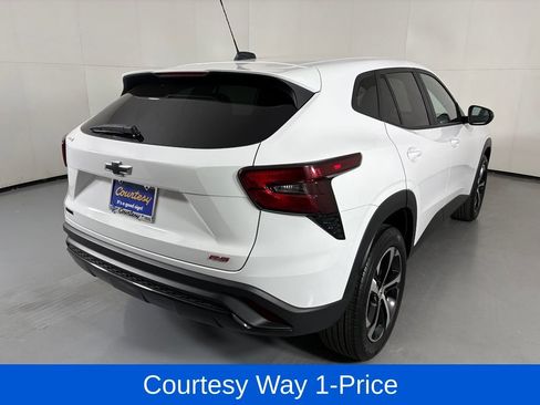 Used 2024 Chevrolet Trax RS w/ Sunroof Package FWD image 11