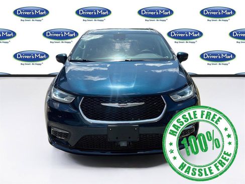 Used 2023 Chrysler Pacifica Touring-L FWD image 2