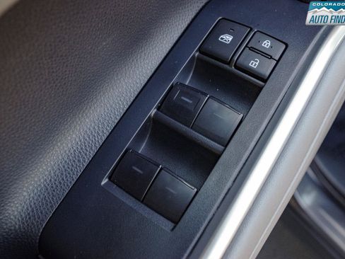 Used 2022 Toyota Highlander XLE AWD/4WD image 11