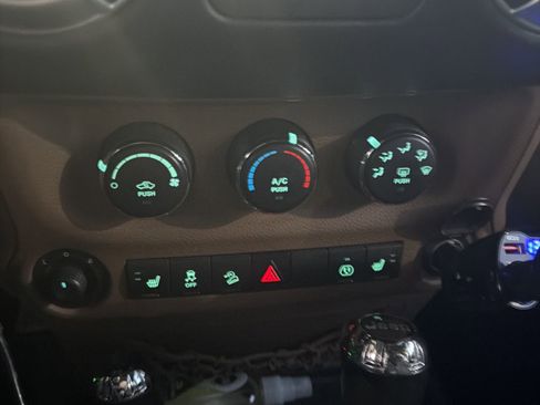 Used 2013 Jeep Wrangler Unlimited Rubicon w/ Connectivity Group image 10