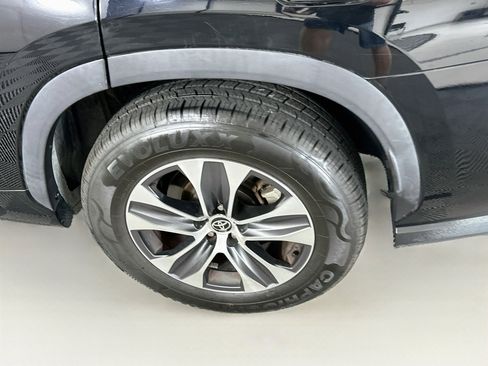 Used 2020 Toyota Highlander XLE FWD image 11