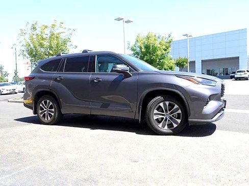 Used 2022 Toyota Highlander XLE AWD/4WD image 4