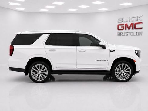 Used 2021 GMC Yukon Denali w/ Denali Premium Package AWD/4WD image 3