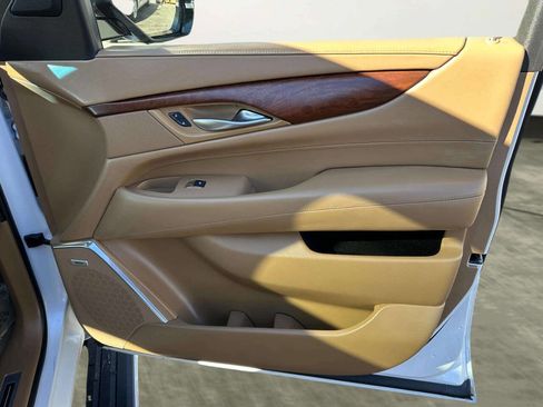 Used 2017 Cadillac Escalade ESV Platinum image 38