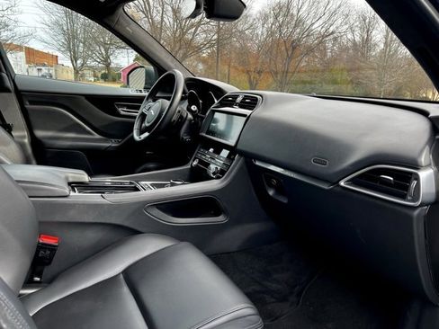 Used 2020 Jaguar F-PACE Premium image 24