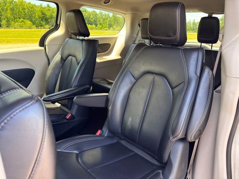 Used 2023 Chrysler Pacifica Touring-L FWD image 5