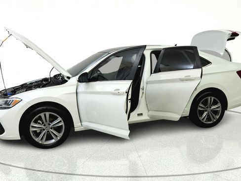 Used 2022 Volkswagen Jetta SE w/ Panoramic Sunroof Package FWD image 11