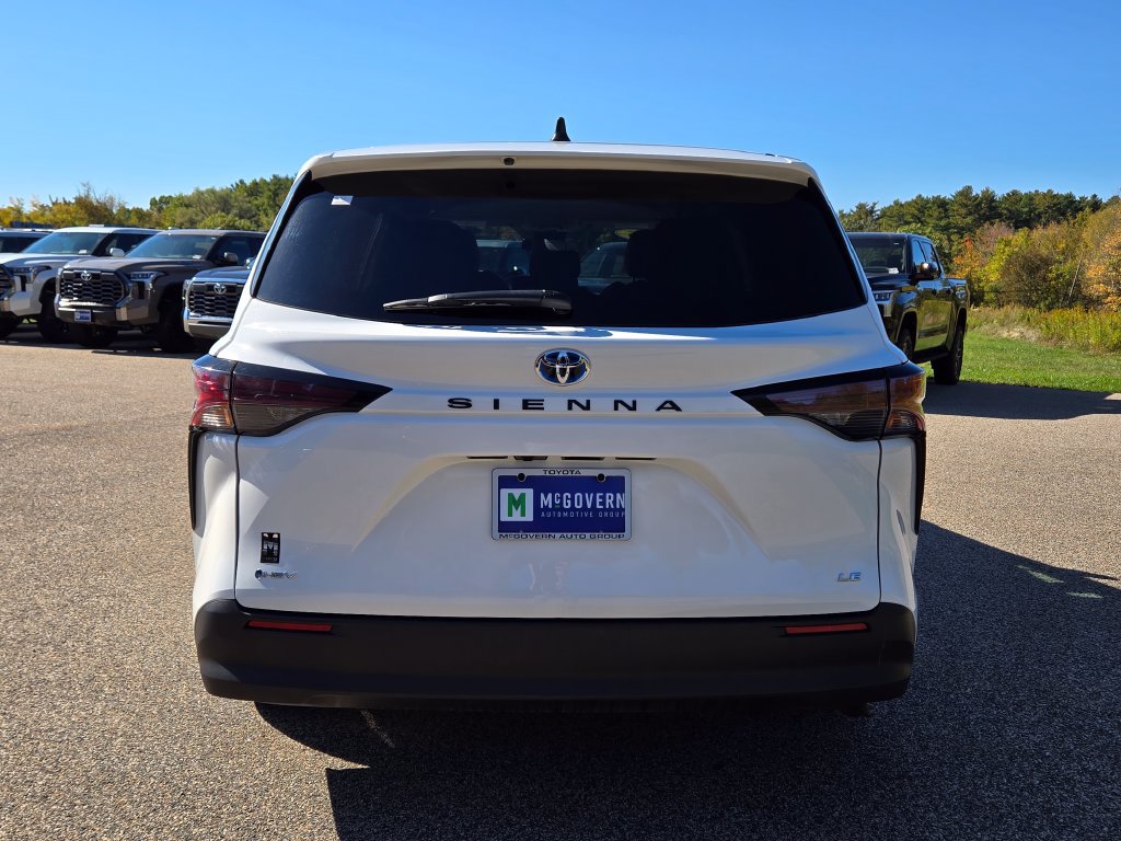 Used 2025 Toyota Sienna LE FWD image 4