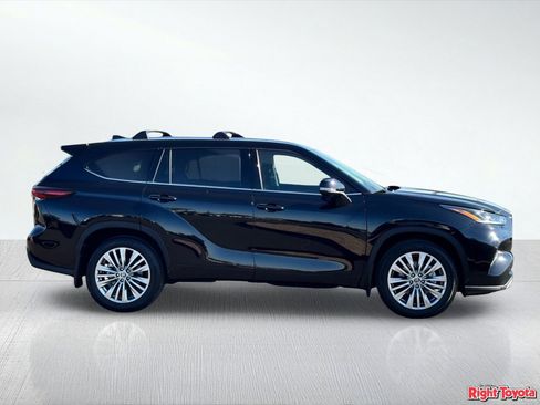 Certified 2025 Toyota Highlander Platinum AWD/4WD image 8