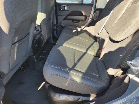 Used 2025 Jeep Wrangler Unlimited Sahara image 10