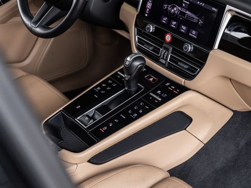 Certified 2024 Porsche Macan AWD/4WD image 31