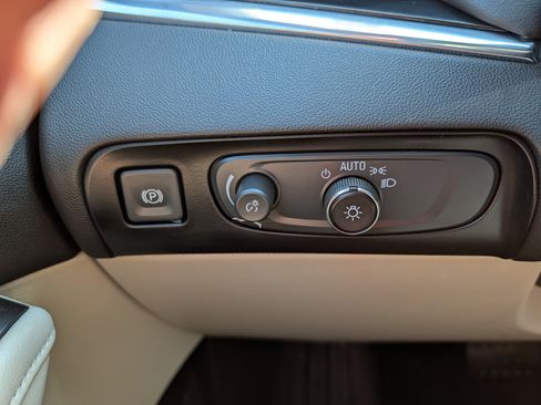 Used 2020 Buick Enclave Essence FWD image 26