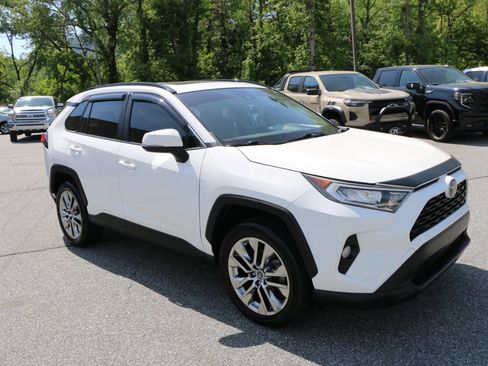 Used 2019 Toyota RAV4 XLE Premium FWD image 10