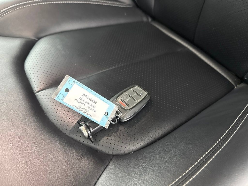 Used 2024 Chrysler Pacifica Touring-L FWD image 32