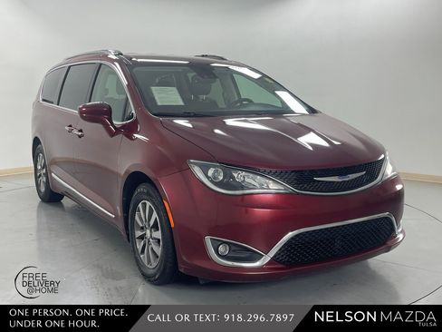 Used 2019 Chrysler Pacifica Touring-L Plus image 4