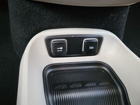 Used 2017 Chrysler Pacifica Touring w/ Tire & Wheel Group image 22