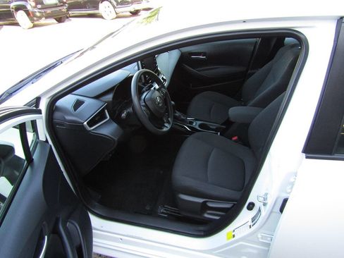 Used 2021 Toyota Corolla LE FWD image 4