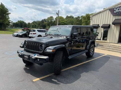 Used 2024 Jeep Wrangler Unlimited w/ Convenience Group AWD/4WD image 7