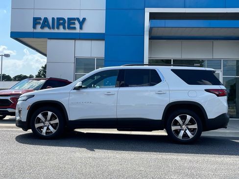 Used 2022 Chevrolet Traverse LT w/ LT Premium Package image 2