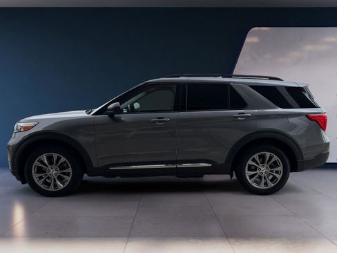 Used 2022 Ford Explorer XLT w/ Equipment Group 202A image 2