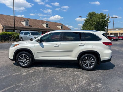 Used 2019 Toyota Highlander XLE FWD image 7