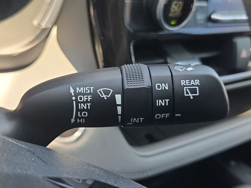Used 2021 Toyota Highlander XLE FWD image 25