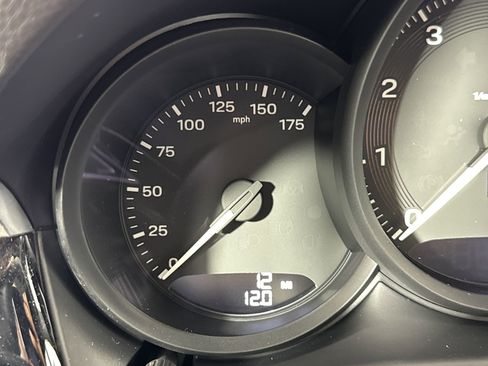 Certified 2025 Porsche Macan image 17