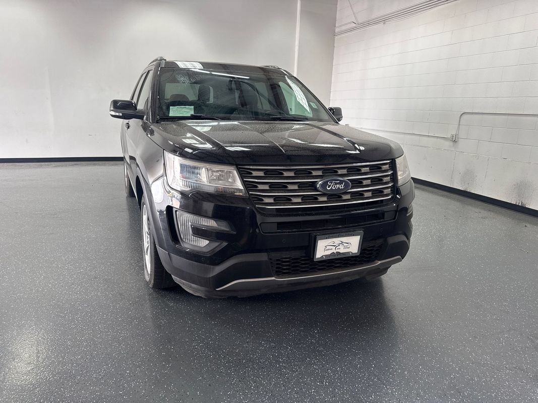 Used 2017 Ford Explorer XLT w/ Equipment Group 202A AWD/4WD image 1