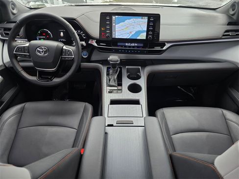 Used 2021 Toyota Sienna XSE w/ XSE Plus Package image 20