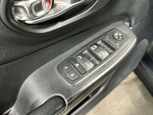 Used 2017 Jeep Cherokee Latitude AWD/4WD image 19